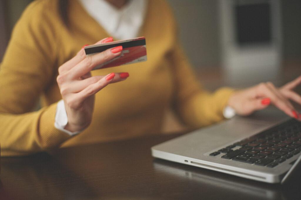 Dostupnost služby PayPal se liší podle země a regionu, což může omezovat možnosti mezinárodních transakcí.