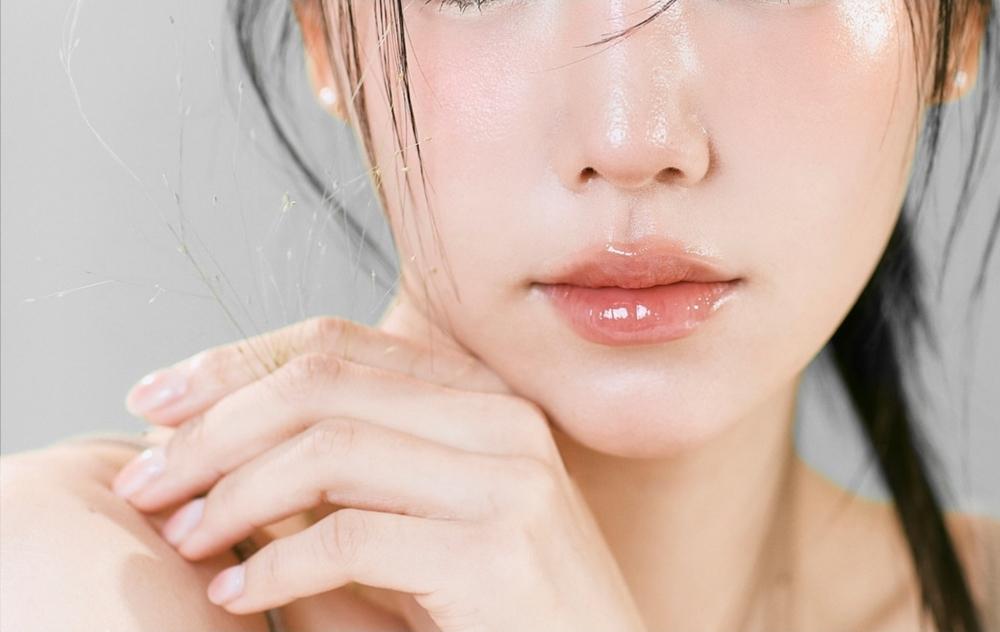 Korejský make-up je známý pro svůj přirozený vzhled, lehkou texturu a důraz na zdravě vypadající pleť.