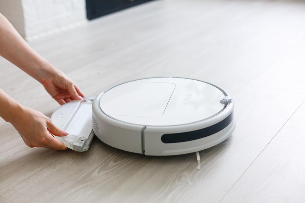 Robotický vysavač s mopem kombinuje vysávání a vlhké vytírání, čímž zajišťuje pohodlný úklid.