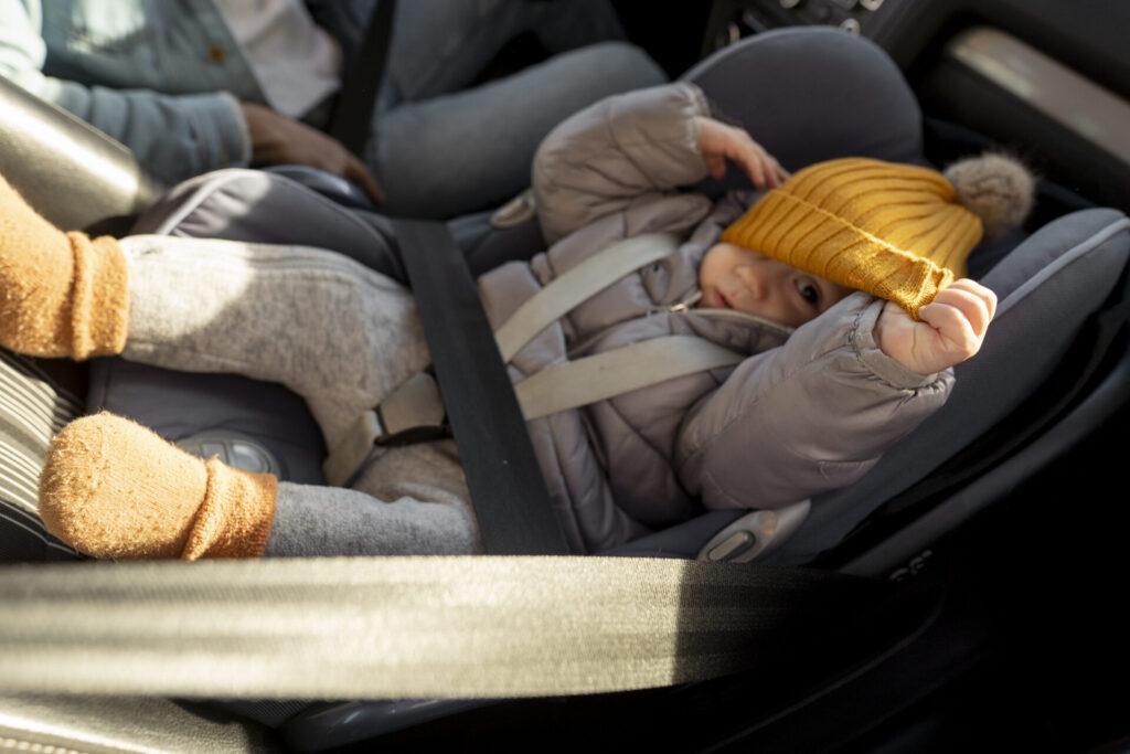 Autosedačka pro miminko chrání nejmenší děti při jízdě v autě, obvykle proti směru jízdy.