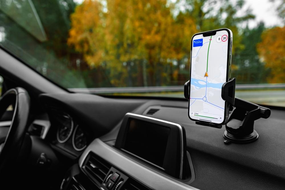 Přísavný držák na palubní desku poskytuje stabilní uchycení i při nerovnostech.