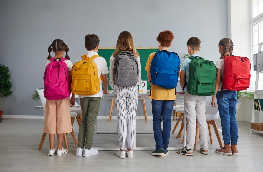 Školní aktovka pro prvňáčky by měla být lehká, ergonomická a bezpečná.